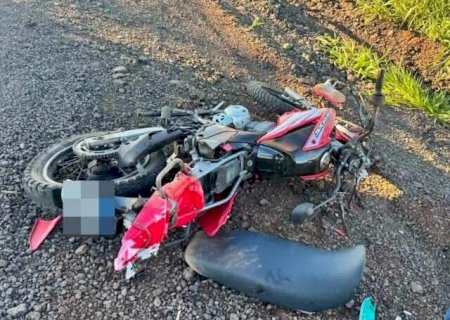 Mulher morre e homem fica ferido ap&oacute;s colis&atilde;o entre moto e caminh&atilde;o