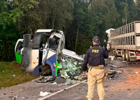 Acidente entre micro-ônibus e carreta deixa 23 mortos e cinco feridos no Paraná