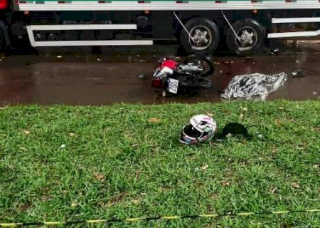 Rapaz de 19 anos morre ao bater motocicleta em caminh&atilde;o estacionado