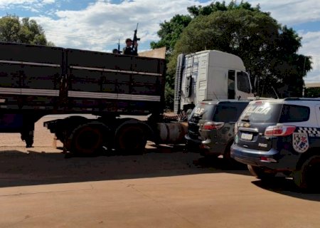 Com apoio da Força Tática de Nova Andradina, DOF apreende carreta com maconha em Vila Amandina