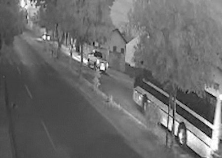 Motociclista derrapa em quebra-molas e morre ap&oacute;s ser atropelado por &ocirc;nibus
