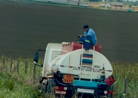 Motorista tira caminhão com 10 mil litros de combustível da BR-376 ao desviar de buraco