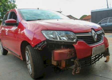 Motorista foge e abandona carro recheado com quase 1 tonelada de maconha