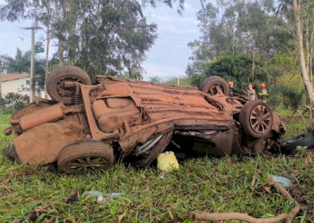 Motorista morre após Corolla capotar e atingir árvore na BR-376