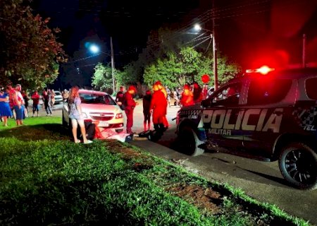 Homem &eacute; executado por dupla em moto enquanto comprava cerveja>