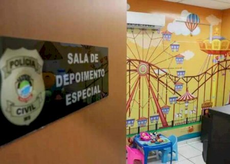 Pai &eacute; preso ap&oacute;s filhos pedirem socorro por fome e morando dentro de carro