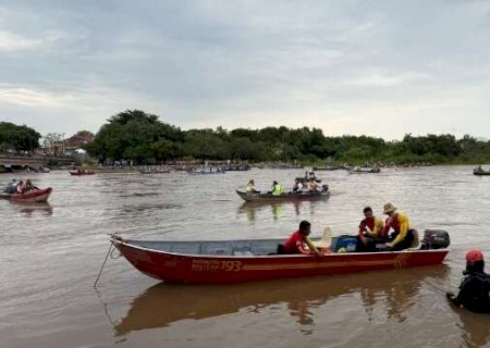 Mergulhadores refor&ccedil;am buscas por homem no Rio Taquari>