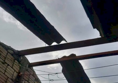 Vendaval destelha cerca de 40 casas e assusta moradores de Vila Amandina>